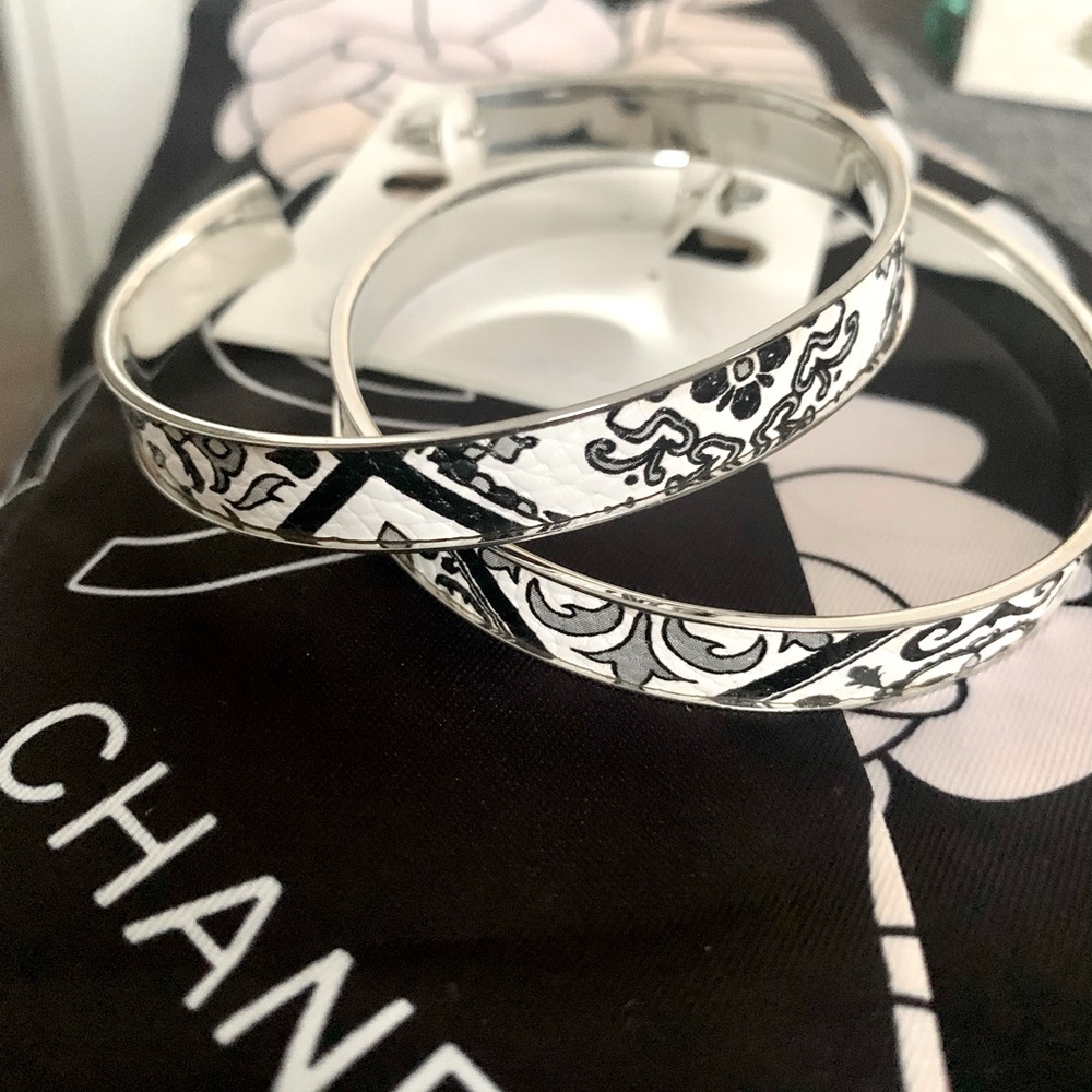 ✨NEW✨LARGE BLACK & WHITE HOOP EARRINGS - Picture 2 of 4
